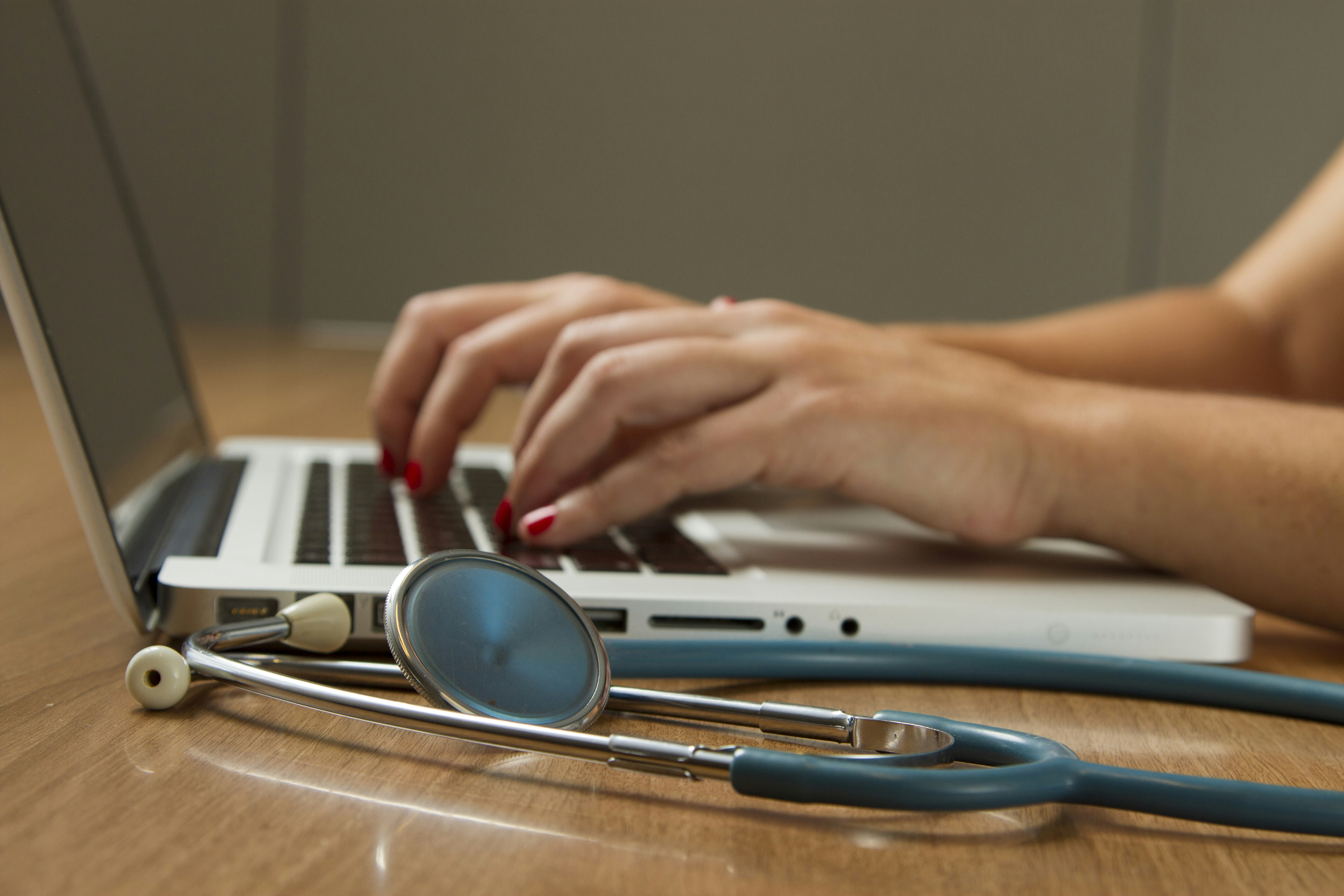 Radiologist using Koios AI ultrasound diagnostics